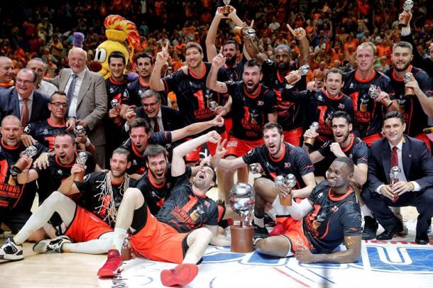 Los jugadores del Valencia Basket festejando el pasado campeonato liguero (Foto: EFE)