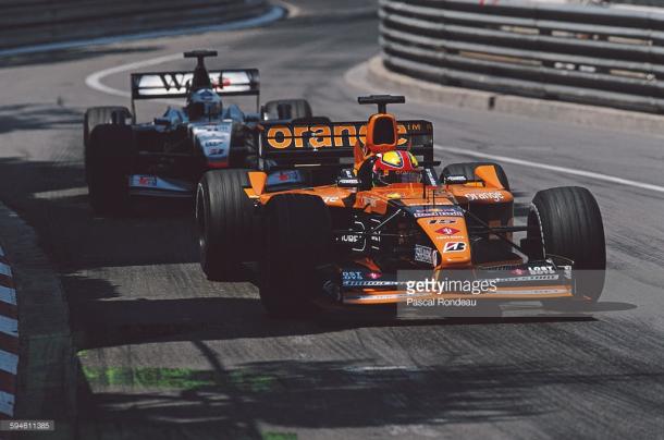 David Coulthard (behind Enrique Bernoldi) knows just how hard overtaking can be at Monaco. | Photo: Getty Images/Pascal Rondeau