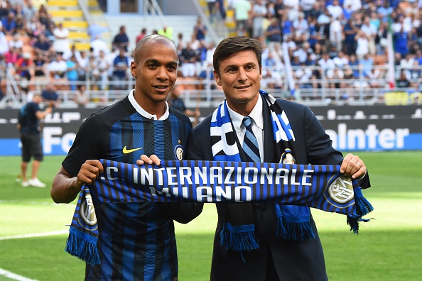 Joao Mario was unveiled to Inter fans before kick-off on Sunday, pictured here with Javier Zanetti | Photo: Giuseppe Cacace/AFP/Getty Images