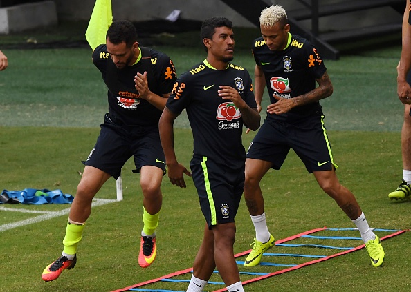 Paulinho (C) in training before the Ecuador game | Photo: Vanderlei Almeida/AFP/Getty Images