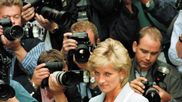 La princesa Diana rodeada de paparazzis