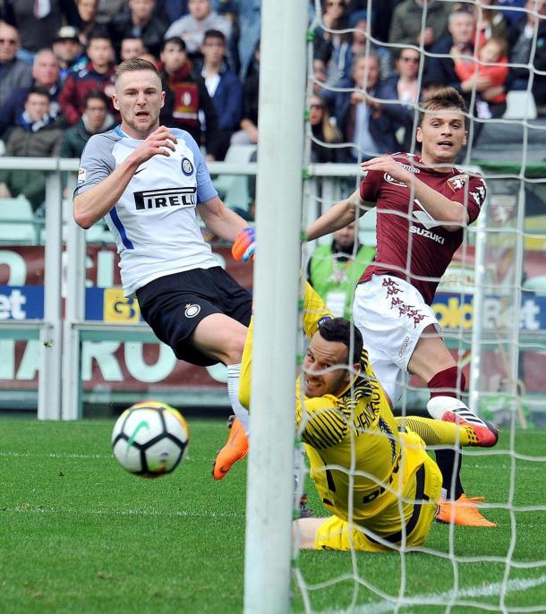 El tiro de Ljajić se marchó desviado ante la mirada de los jugadores del Inter | Foto: Torino FC