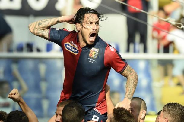 Mauricio Pinilla esulta con la maglia del Genoa | tuttomercato.web