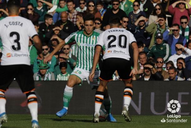 Álex Moreno tratando de llevarse el balón ante Ferrán Torres | Fotografía: LaLiga