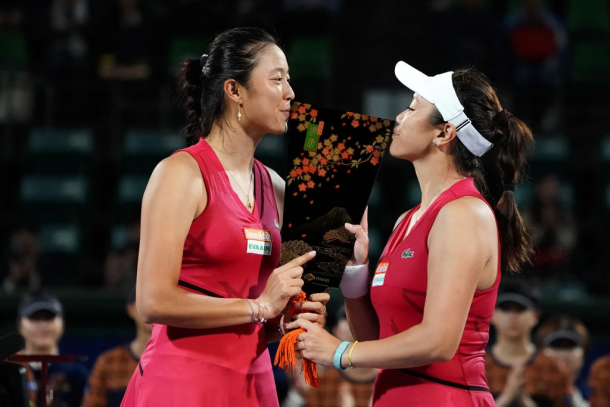 The Chan sisters with their Osaka title | Photo: Koji Watanabe