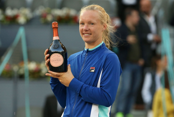 Kiki Bertens with her Madrid title | Photo: Jean Catuffe