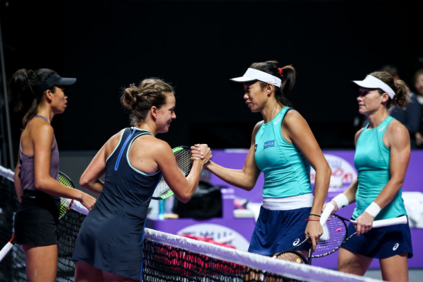 Both teams meet at the net after the match | Photo: VCG