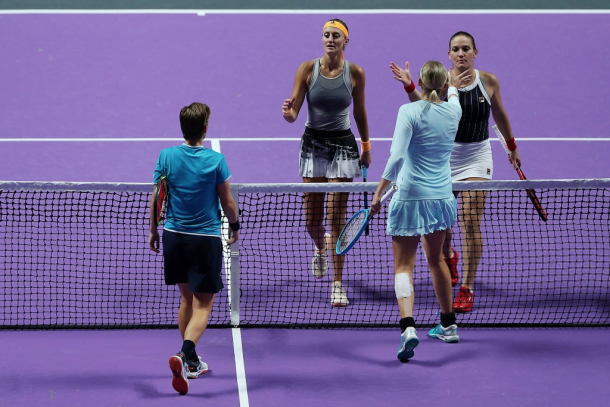 Both teams meet at the net after the match | Photo: Matthew Stockman