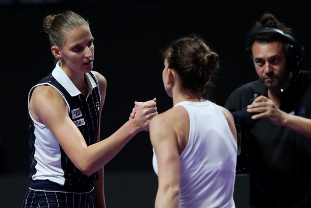 Pliskova and Halep meet at the net after the match | Photo: Matthew Stockman