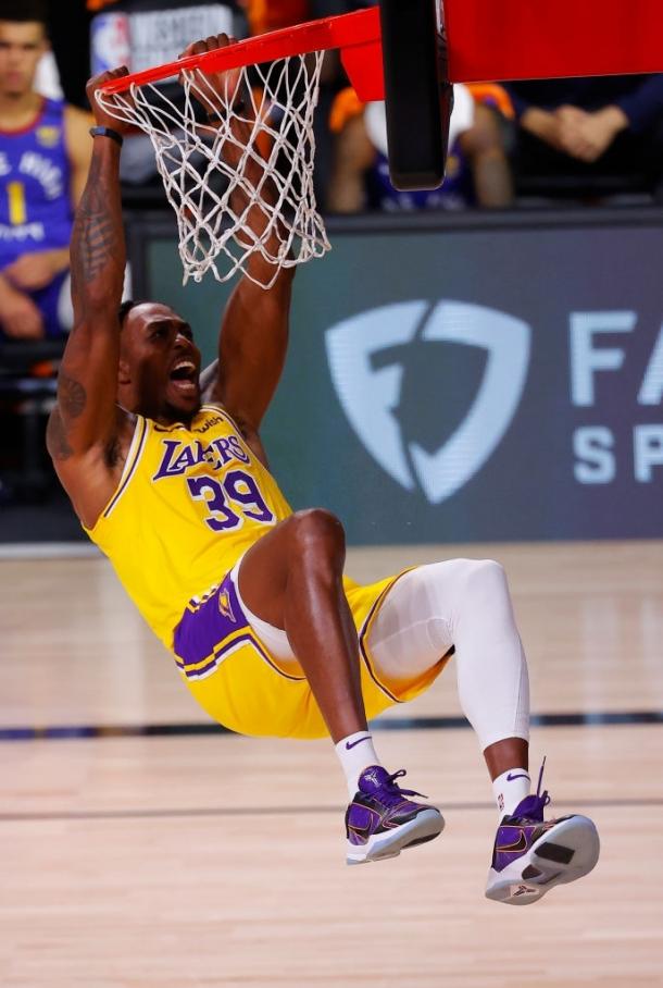 Howard machaca el aro y celebra su acción | Foto: Getty Images