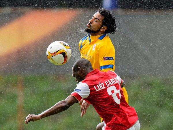 Luiz Carlos y Carlitos, en la disputa por el balón. | Imagen: maisfutebol.