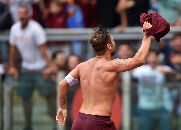 Totti celebrates the winner | Photo: ALBERTO PIZZOLI/AFP/Getty Images