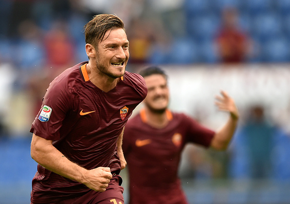 Totti runs off in celebration having secured victory for the Giallorossi | Photo: ALBERTO PIZZOLI/AFP/Getty Images