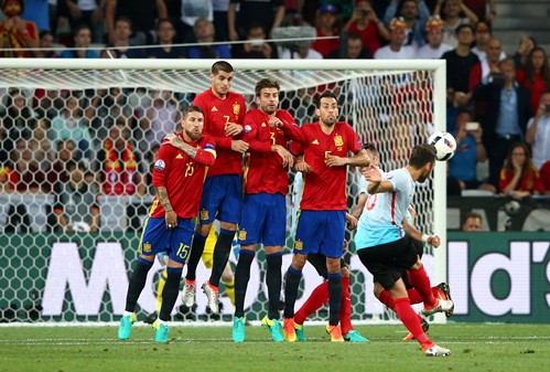 Ramos en la barrera ante una falta | uefa.com
