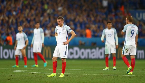 Los jugadores de Inglaterra, decepcionados tras caer ante Islandia. Foto: UEFA