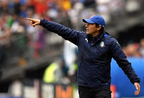 Antonio Conte, dando instrucciones. | Imagen: UEFA.com