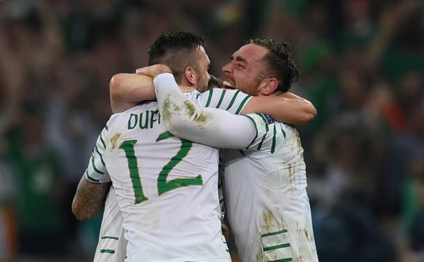 Los jugadores de Irlanda celebran el pase a octavos de final | Foto: UEFA