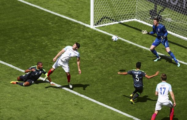 Cahill prova di testa. Fonte foto: it.uefa.com