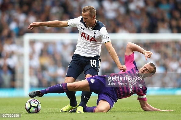 Above: Sunderland AFC captain Lee Cattermole sliding in on Harry Kane during their 1-0 defeat to Tottenham | Photo: Getty Images 