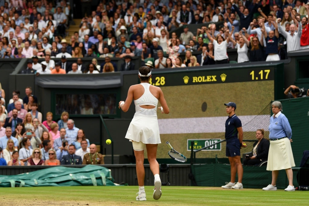 Muguruza face-to-face with her moment of truth, on championship point, in the 2017 Wimbledon final. Photo: David Ramos