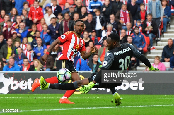 Defoe slots the ball beyond Mandanda to open the scoring | Photo: Getty images / Mark Runnacles