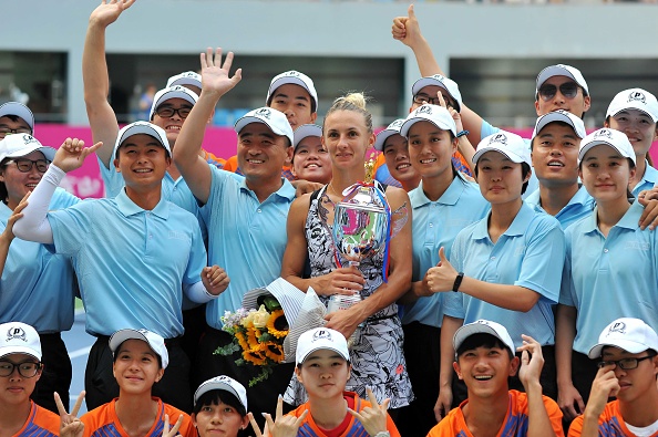 Ballkids and linesmen celebrate with Tsurenko after the trophy presentation ceremony in Guangzhou. Photo credit: Anadolu Agency/Getty Images.