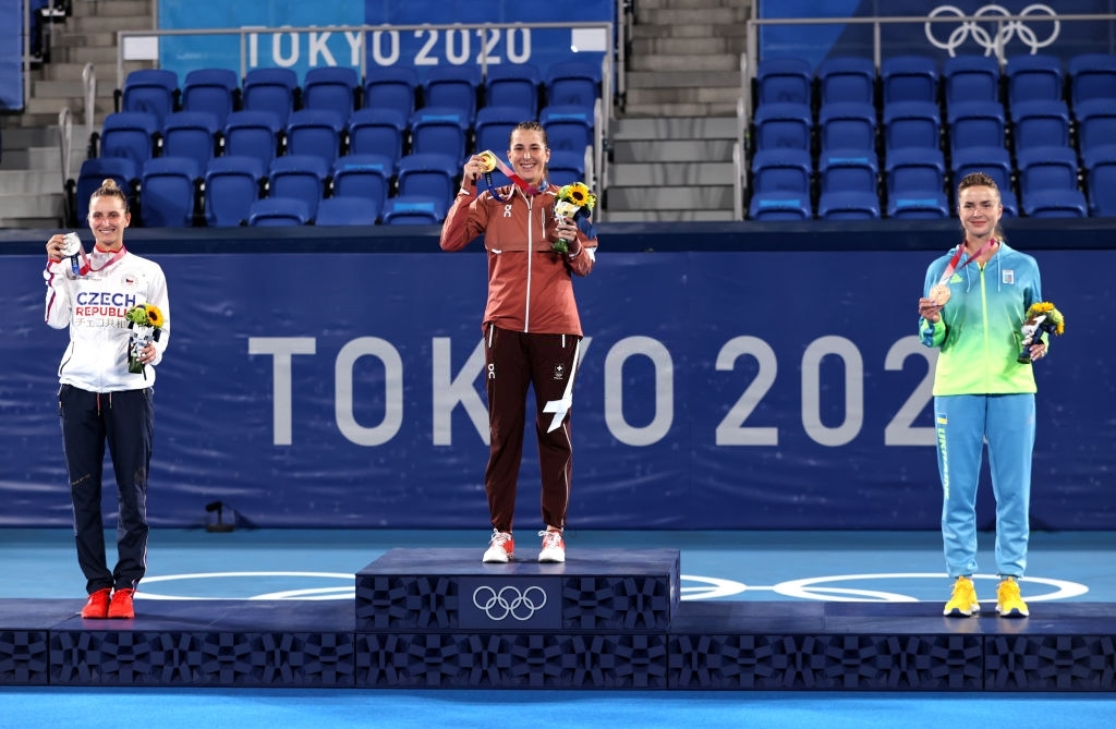 Svitolina and fellow medallists, Marketa Vondrousova (left) and <b><a  data-cke-saved-href='https://vavel.com/en-us/tennis-usa/2021/02/11/1059088-2021-australian-open-third-round-preview-belinda-bencic-vs-elise-mertens.html' href='https://vavel.com/en-us/tennis-usa/2021/02/11/1059088-2021-australian-open-third-round-preview-belinda-bencic-vs-elise-mertens.html'>Belinda Bencic</a></b> (middle) grace the podium with their silverware. Photo: 