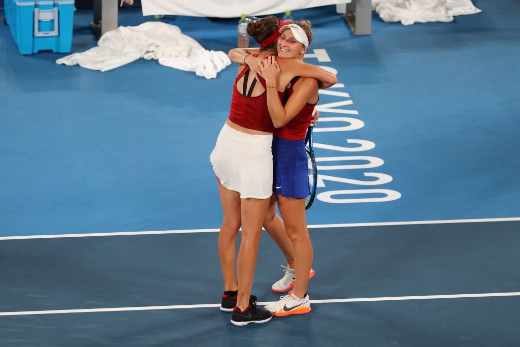 Bencic and Vondrousova at the net after the conclusion of the gold medal match. Photo: 