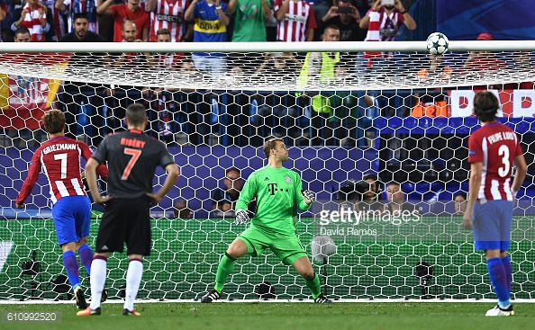 Above: Antoine Griezmann hitting the crossbar with his penalty in Atletico Madrid's 1-0 win over Bayern Munich | Photo: Getty Images 