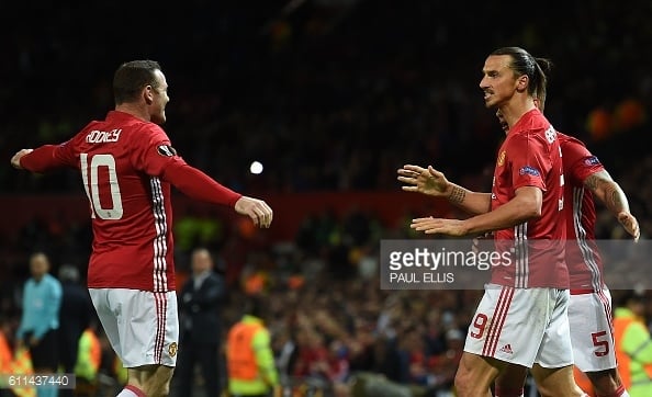 Ibrahimovic celebrates with his teammates after scoring the winner | Photo: Paul Ellis / Getty Images