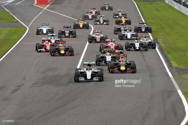 Hamilton (44, left) went backwards at the start. | Photo: Getty Images/Mark Thompson