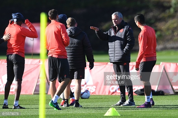 Mourinho in training with his United player ahead of the game against Fenerbahce on Thursday evening | Photo: Paul Ellis / Getty Images