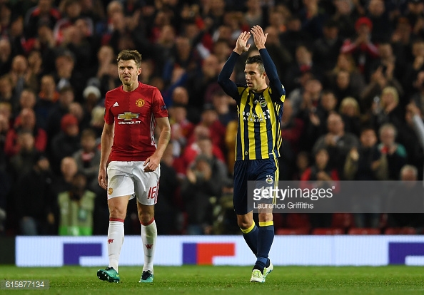 Van Persie applauds the United fans after scoring on his return | Photo: Laurence Griffiths / Getty Images