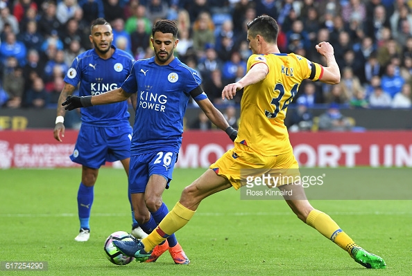 Martin Kelly struggled in his battle with the excellent Riyad Mahrez | Photo: Getty images / Ross Kinnaird