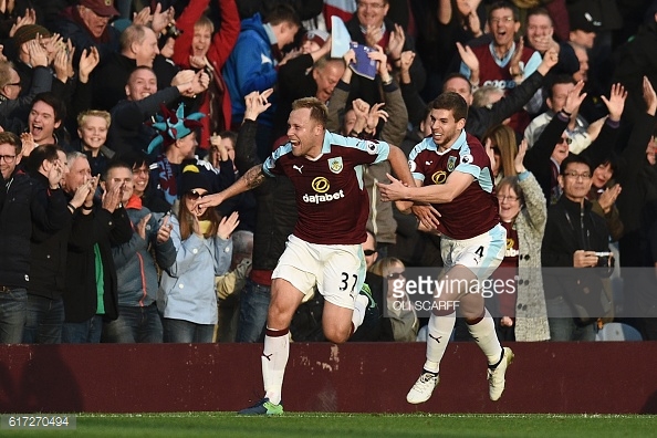 Above: Scott Arfield celebrating his late goal in Burnley's 2-1 win over Everton | Photo: Getty Images