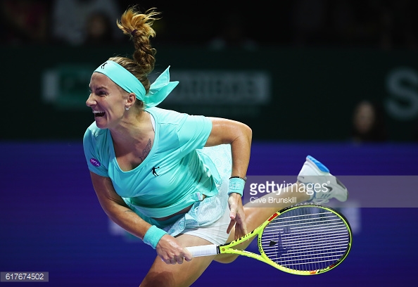 Svetlana Kuznetsova serves to Agnieszka Radwanska during their round robin match in Singapore/Photo: Clive Brunskill/Getty Images