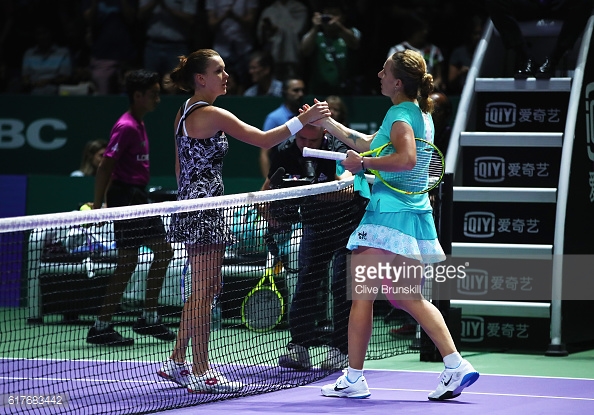 Svetlana Kuznetsova and Agnieszka Radwanska shake hands following the Russian's dramatic three set victory/Photo: Cliver Brunskill/Getty Images