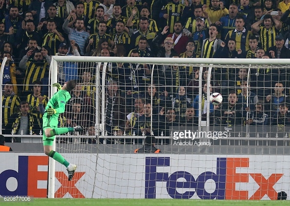 Above: Moussa Sow's goal hitting the back of the net in Fenerbahce's 2-1 win over Manchester United | Photo: Getty Images