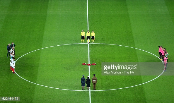 The two sides observe a minutes silence (photo: Getty Images)