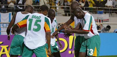 Los jugadores de Senegal en el mundial 2002 festejando un gol. Fuente: GettyImages