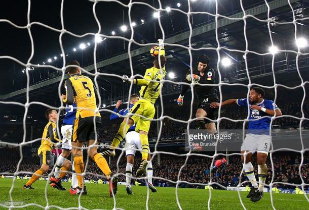 Maarten Stekelenburg beats Petr Cech to the ball. | Photo: Getty Images/Clive Brunskill