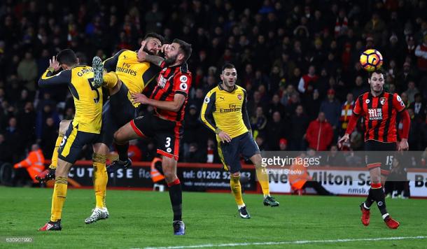 Giroud beats Cook in the air. | Photo: Getty Images/ Michael Steele