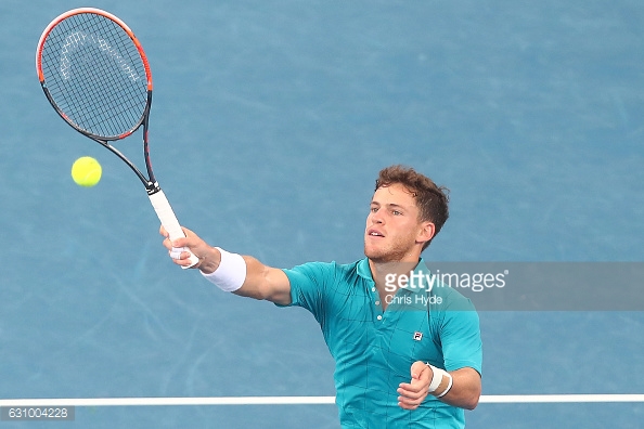 Diego Schwartzman hits a return during his second round match in Brisbane/Photo: Chris Hyde/Getty Images