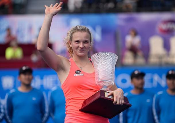 Katerina Siniakova proudly posing alongside her 2017 Shenzhen Open title | Photo: Anadolu Agency via Getty Images