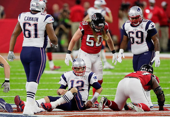 Brady no chão após sack (Foto: Patrick Smith/Getty Images)