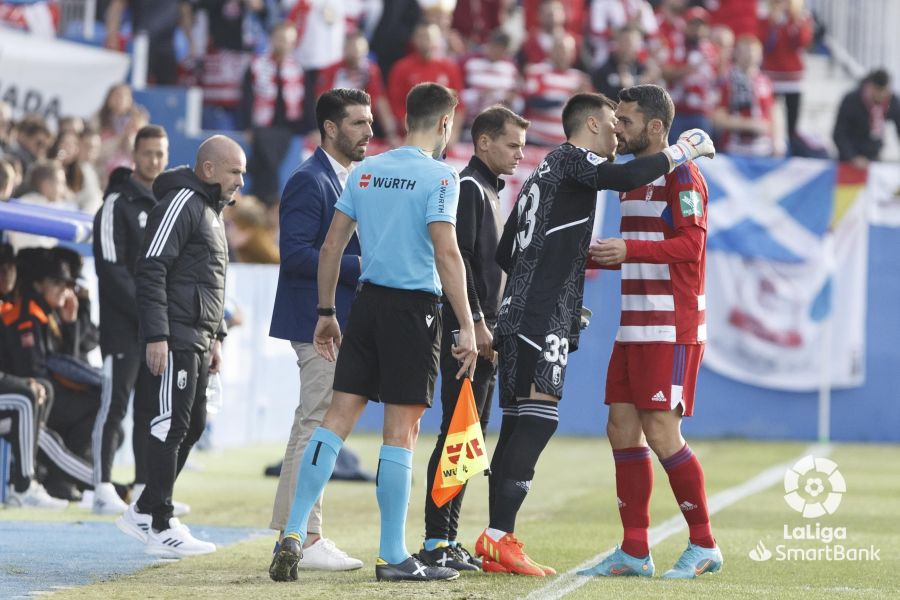 Adri López entrando al terreno tras ser expulsado Raúl Fernández. | Foto: LaLiga Smartbank.