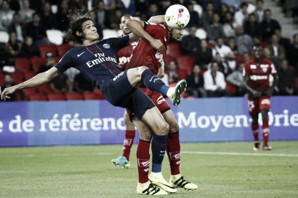 Cavani disputa un balón durante el último encuentro jugado entre ambos equipos // Foto: PSG
