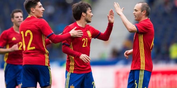 Hector Bellerin alongside David Silva and Andres Iniesta. Photo: El Pais