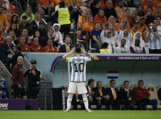 Messi, dedicándole su gesto a Van Gaal / Fuente: Getty