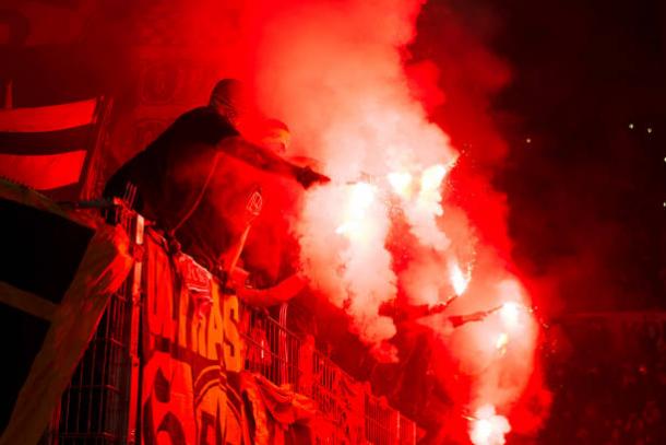 Ultras do Mainz 05 com sinalizadores na Opel Arena, partida contra o Borussia Dortmund (Foto: TF Images/Getty Images)